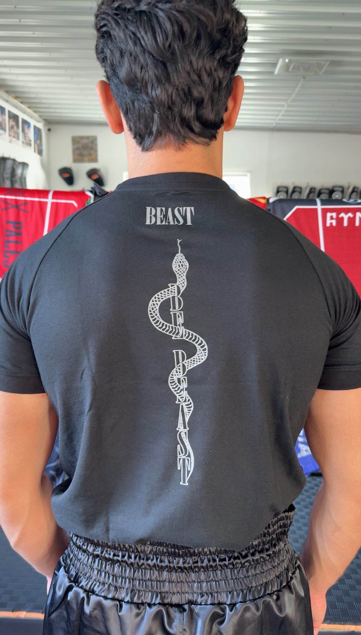 Basic Baumwollshirt – Snake Edition